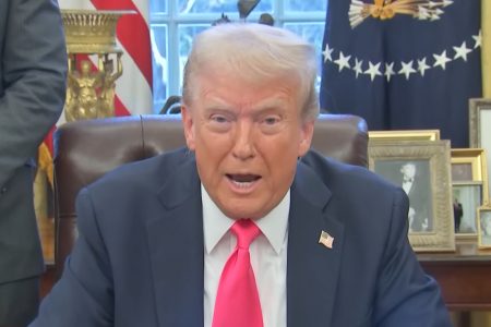 Trump tuyên bố áp thuế 25 phần trăm đối với các sản phẩm từ EU