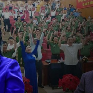 Bài Học Cuối Cùng Trước Khi „Phát Bệnh“: Sự Thật Về Màn Thể Dục Ép Quan Chức Phải „Diễn“ Cùng Kẻ Tâm Thần